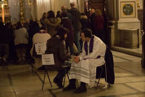 Un sacerdote confessa i fedeli