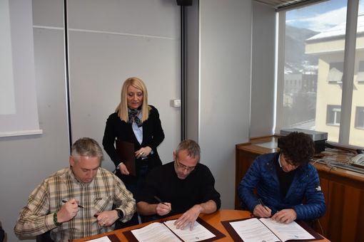 La sigla del protocollo tra i dirigenti dell'assessorato e i delegati delle società di trasporto e dei Consorzi delle autoscuole