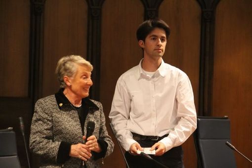 Maria Paola Battistini Varda consegna una borsa di studio durante la cerimonia dello scorso anno Maria Paola Battistini Varda consegna una borsa di studio durante la cerimonia dello scorso anno