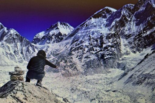 Laura, la nipote alla quale era legatissimo, ha voluto compiere il gesto più bello e più intimo. Così Virginio ai piedi del suo Everest