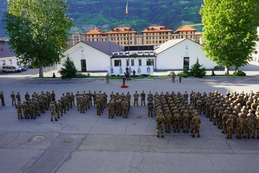 Il presonale del Centro Addestramento Alpino schierato (ph.CAA)