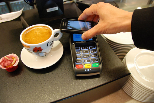 Carte, contactless e smartphone, PoliMi: agli italiani piace “pagare digitale”