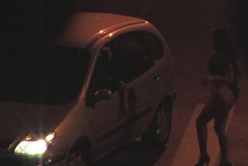 Una prostituta nordafricana raggiunge un cliente (immagine di repertorio)