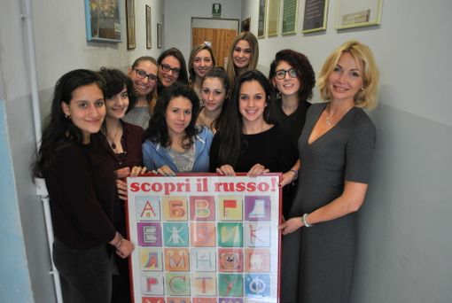 La 5 G del Liceo Botta di Ivrea affronta l’esame di certificazione linguistica. Con le studentesse la  professoressa Valeria Kochyan