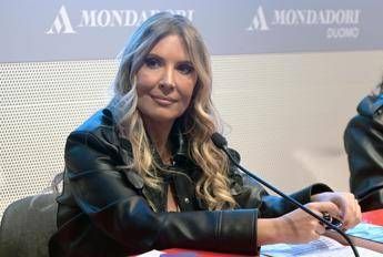 Lucarelli e la precisazione: "Da Fedez cause per 150.000 euro, ma non per il mio libro"