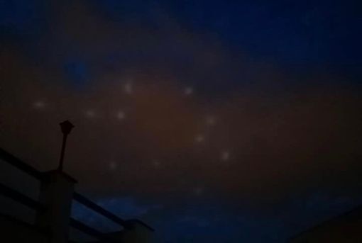 La fotografia delle 'sfere luminose' dietro una nuvola scattata ieri sera da un'aostana La fotografia delle 'sfere luminose' dietro una nuvola scattata ieri sera da un'aostana