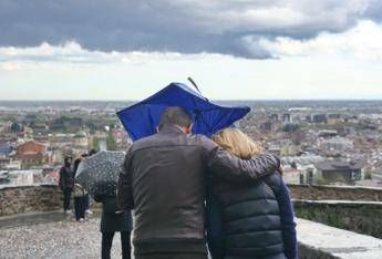 Venti forti e temporali, l'Italia nella morsa del maltempo: 4 regioni in allerta arancione Venti forti e temporali, l'Italia nella morsa del maltempo: 4 regioni in allerta arancione