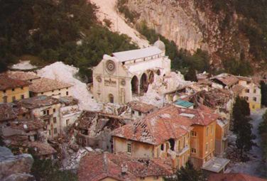 Il Duomo di Gemona dopo il sisma Il Duomo di Gemona dopo il sisma
