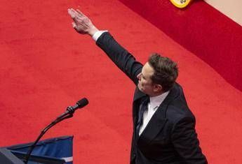 Grok impazzito, il chatbot di Elon Musk inneggia a Hitler su X