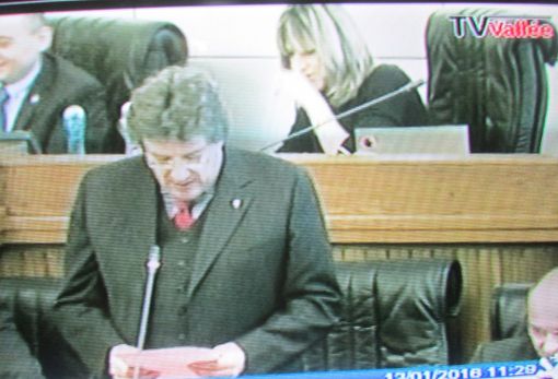 Chantal Certan, alle spalle dell'assessore Marguerettaz, immortalata in tv mentre segue distrattamente i lavori del Consiglio Valle