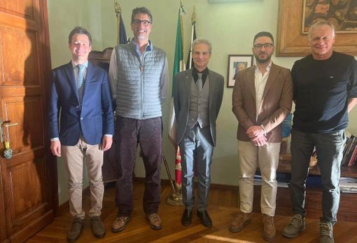 Da sn: Nicolas Viérin, Console onorario di Francia in Valle d’Aosta; Frédéric Brunier Framboret , Sindaco di Albertville; Gianni Nuti, sindaco di Aosta; Samuele Tedesco, assessore Cultura comune Aosta; Jean-François Brugnon, assessore delegato all'istruzione, alla formazione, al lavoro e alla mobilità di Albertville Da sn: Nicolas Viérin, Console onorario di Francia in Valle d’Aosta; Frédéric Brunier Framboret , Sindaco di Albertville; Gianni Nuti, sindaco di Aosta; Samuele Tedesco, assessore Cultura comune Aosta; Jean-François Brugnon, assessore delegato all'istruzione, alla formazione, al lavoro e alla mobilità di Albertville