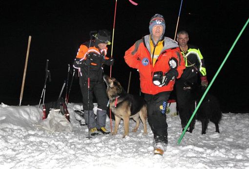 MONTAGNE: Exercise de nuit pour le maitres-chiens d'avalanche MONTAGNE: Exercise de nuit pour le maitres-chiens d'avalanche