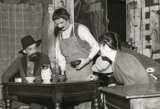 Un moment du spectacle de la 15ᵉ édition du Charaban, présentée au Théâtre Giacosa d’Aoste en 1978. On y reconnaît les acteurs Giorgio Celesia et Mile Danna