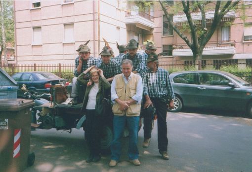 Mirella e Pietro durante l'adunata degli Alpini a Parma, con gli Alpini della Crocera di Barge (Cuneo) Mirella e Pietro durante l'adunata degli Alpini a Parma, con gli Alpini della Crocera di Barge (Cuneo)