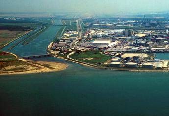 Tragedia al porto di Livorno: barca si ribalta, un morto Tragedia al porto di Livorno: barca si ribalta, un morto