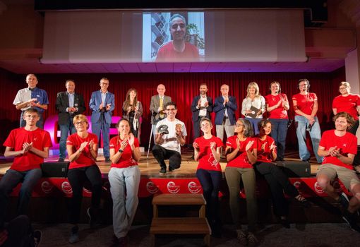 Sullo schermo: Mehdi Noormohammadi. Da sinistra in alto: Piermauro Reboulaz (Presidente CAI Valle d'Aosta), Franco Allera (Sindaco di Cogne), Corrado Jordan (Presidente di Fondation Grand Paradis), Olivia Ahltorp, Renzo Testolin (Presidente della Regione), Luca Santini (Presidente di Federparchi), Italo Cerise (Commissario del Parco Nazionale Gran Paradiso), Luisa Vuillermoz (Direttore Artistico del Gran Paradiso Film Festival), Eleonora Rocco, Manuela Farina, Elisa Vuillermoz. Da sinistra in basso: Patrick Guichardaz, Stefania Foretier, Eva Elias Papio, Majid Mohammaddoost con il trofeo Stambecco d'Oro, Chiara Bartolini, Sabina Severgnini, Vittoria Alfaroli, Tommaso Porta.