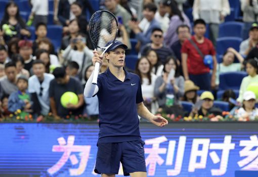 Sinner in finale a Pechino, battuto De Minaur in 3 set