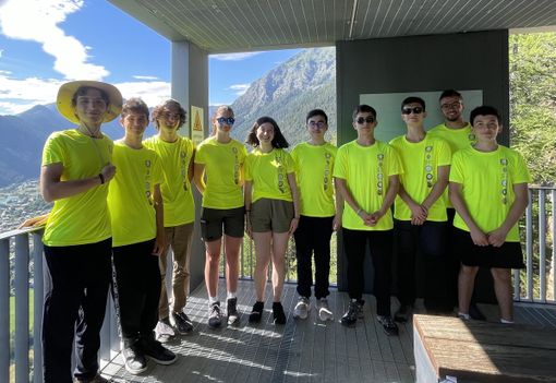 Da sinistra, Giacomo Calogero (tutor), Sebastiano Rui, Michele Cavallo, Margherita Casarotto, Chiara Zica, Giulia De Gregorio, Daniele Mingardi, Samuele Rosso (tutor), Mario Celentano, presso la Miniera d’oro di Chamousira a Brusson (foto RAVA)