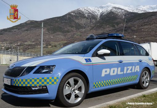 Finisce con l'auto sul ciglio del torrente, 85enne soccorso dalla polizia stradale Finisce con l'auto sul ciglio del torrente, 85enne soccorso dalla polizia stradale