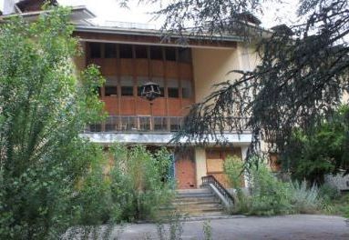 Forse nuova vita per l'ex hotel >Lanterna di Saint-Pierre; trasformato per ospitare lavoratori stagionali Forse nuova vita per l'ex hotel >Lanterna di Saint-Pierre; trasformato per ospitare lavoratori stagionali