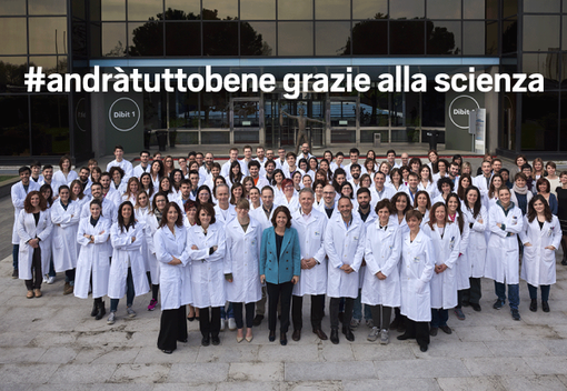 Il direttore generale di Fondazione Telethon Francesca Pasinelli con i ricercatori dell'SR Tiget Il direttore generale di Fondazione Telethon Francesca Pasinelli con i ricercatori dell'SR Tiget