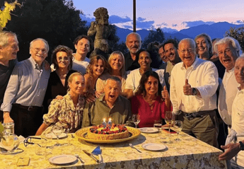 Renato Pozzetto compie 85 anni, il video della festa in famiglia con Massimo Boldi Renato Pozzetto compie 85 anni, il video della festa in famiglia con Massimo Boldi