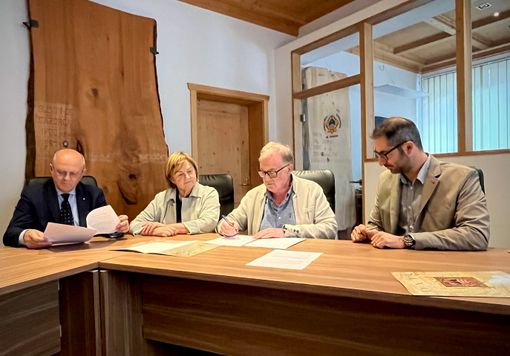 Le premier à réveiller Marco Gheller lors de la signature du document Le premier à réveiller Marco Gheller lors de la signature du document