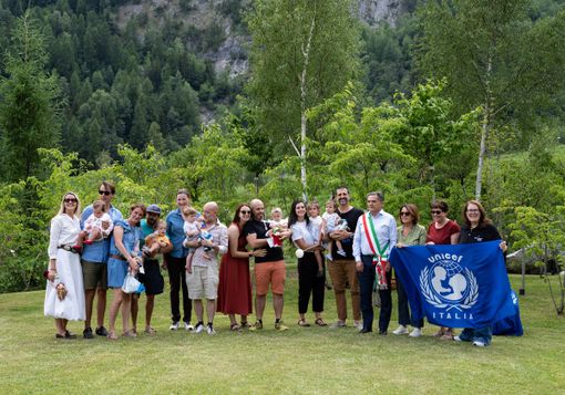Courmayeur celebra i sei nuovi nati del 2025: tra Pigotte Unicef, ciliegi piantati e comunità che cresce ai piedi del Monte Bianco