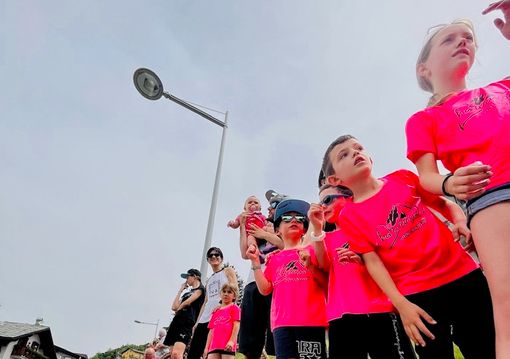 Charvensod: Al sindaco Borbey la maglia rosa per l'accoglienza del Giro d'Italia Charvensod: Al sindaco Borbey la maglia rosa per l'accoglienza del Giro d'Italia