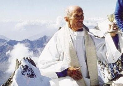 Courmayeur: Una stele in memoria di don Cirillo Perron nel parco del Municipio Courmayeur: Una stele in memoria di don Cirillo Perron nel parco del Municipio