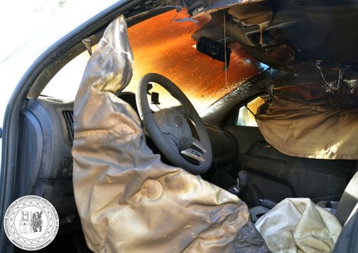 I danni causati dall'uomo a una vettura bruciata I danni causati dall'uomo a una vettura bruciata