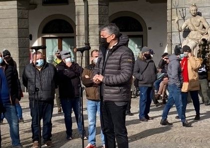 Luigi Bertschy interviene alla manifestazione del monto della Montagna in piazza Chanoux Luigi Bertschy interviene alla manifestazione del monto della Montagna in piazza Chanoux