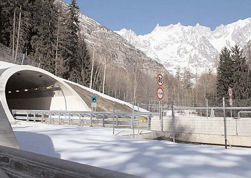 L'imbocco di una galleria lungo il raccordo Aosta-Morgex (immagine dal sito web www.sim-srl.com)