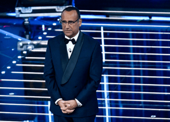 Sanremo, la battuta di Conti alla moglie scatena polemiche. E lui replica: "Ha riso con me"