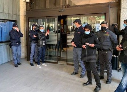 Forze dell'ordine presidiano l'ingresso del Palazzo regionale durante la consegna dei lunch-bag Forze dell'ordine presidiano l'ingresso del Palazzo regionale durante la consegna dei lunch-bag
