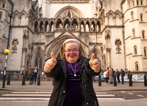 Una giovane inglese con la sindrome di Down sfida le le leggi sull'aborto del Regno Unito