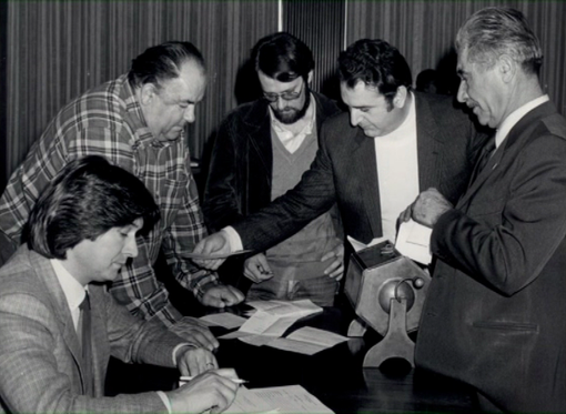 Nella foto con la  camicia a quadri Attlio Rollando in Consiglio Valle durante uno scrutinio