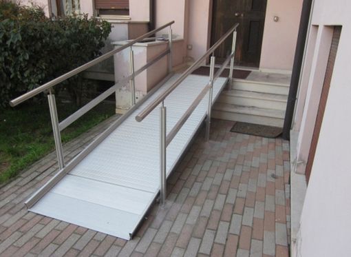 Una rampa accesso per disabili Una rampa accesso per disabili