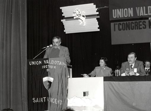 Marino Pasquettaz in un suo intervento a un'assemblea dell'Uv negli anni Settanta Marino Pasquettaz in un suo intervento a un'assemblea dell'Uv negli anni Settanta