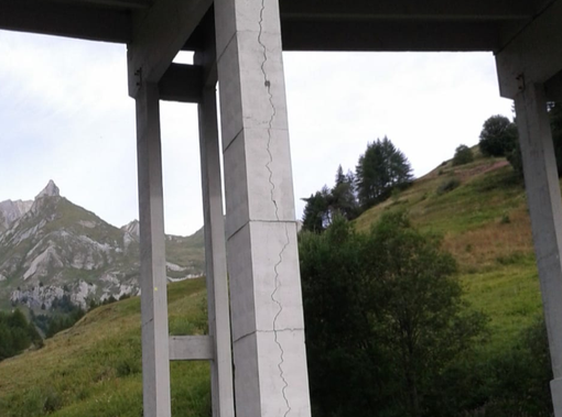 Escursionista fotografa crepe e fessure nei piloni del ponte al tunnel del G. S. Bernardo Escursionista fotografa crepe e fessure nei piloni del ponte al tunnel del G. S. Bernardo