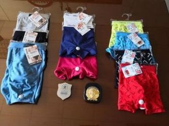 I capi di abbigliamento sequestrati da Dogana e carabinieri I capi di abbigliamento sequestrati da Dogana e carabinieri