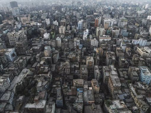 Bangladesh, aereo militare precipita su una scuola a Dacca