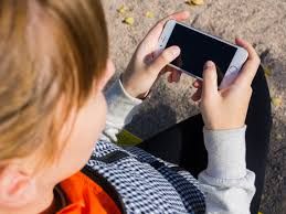 Educazione digitale: un bambino su 3, tra i 6 e i 10 anni, usa lo smartphone tutti i giorni Educazione digitale: un bambino su 3, tra i 6 e i 10 anni, usa lo smartphone tutti i giorni
