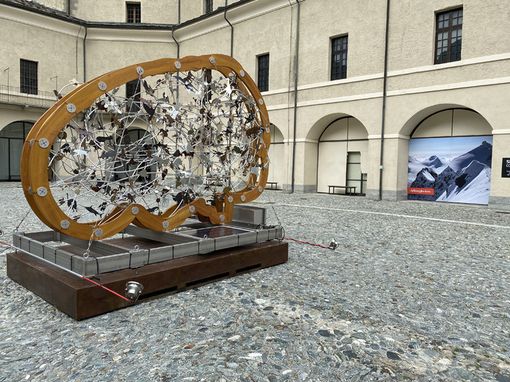 Au Fort Bard exposé un grand cerveau humain sul place d'Armi Au Fort Bard exposé un grand cerveau humain sul place d'Armi