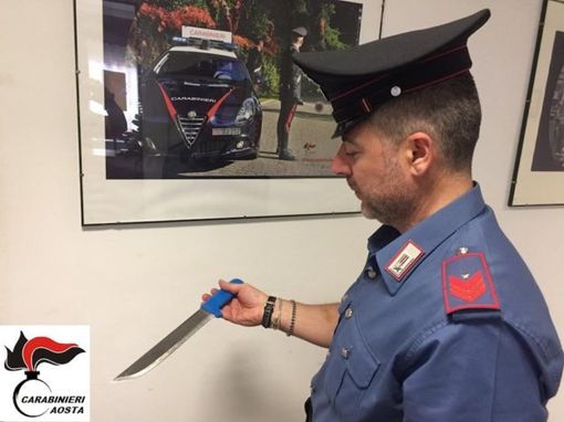 Un carabiniere del Nucleo radiomobile mostra il coltello utilizzato per l'aggressione