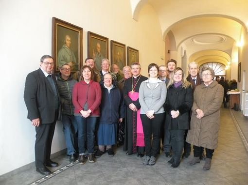 Foto ricordo dei giornalisti con il Vescovo; a sinistra il can. Renato Roux, Rettore del Seminario Foto ricordo dei giornalisti con il Vescovo; a sinistra il can. Renato Roux, Rettore del Seminario