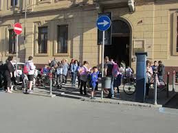 Studenti e genitori all'ingresso della San Francesco (immagine di repertorio) Studenti e genitori all'ingresso della San Francesco (immagine di repertorio)