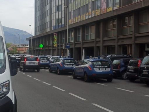 Controlli anticrimine della polizia in bar e locali di Aosta