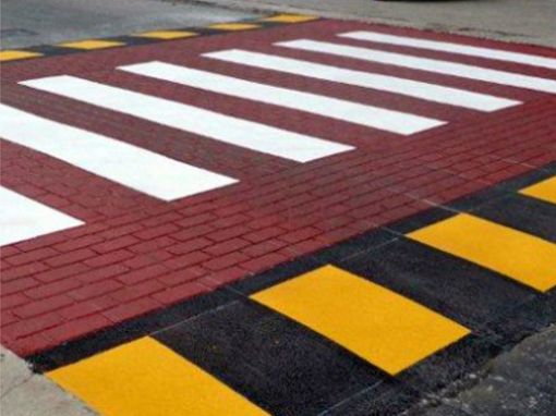 Multona per chi guida telefonando ma anche strisce pedonali rialzate