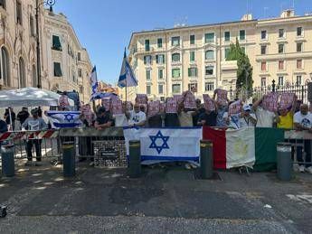 Gaza, davanti alla sinagoga di Roma flashmob in risposta al corteo Propal: &quot;Hamas si arrenda&quot;
